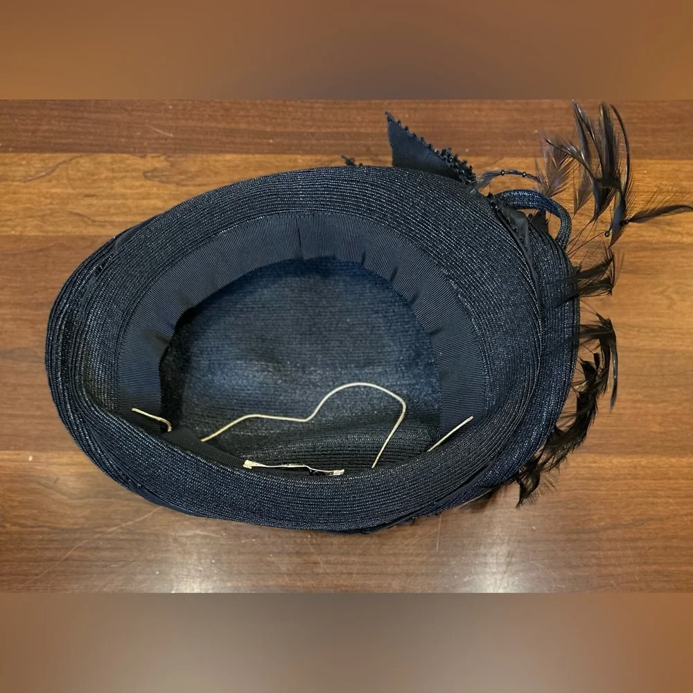 VTG 1940s The Harris Company Cellophane Straw Tilt Hat Architectural Bow & Plume - Picture 9 of 11